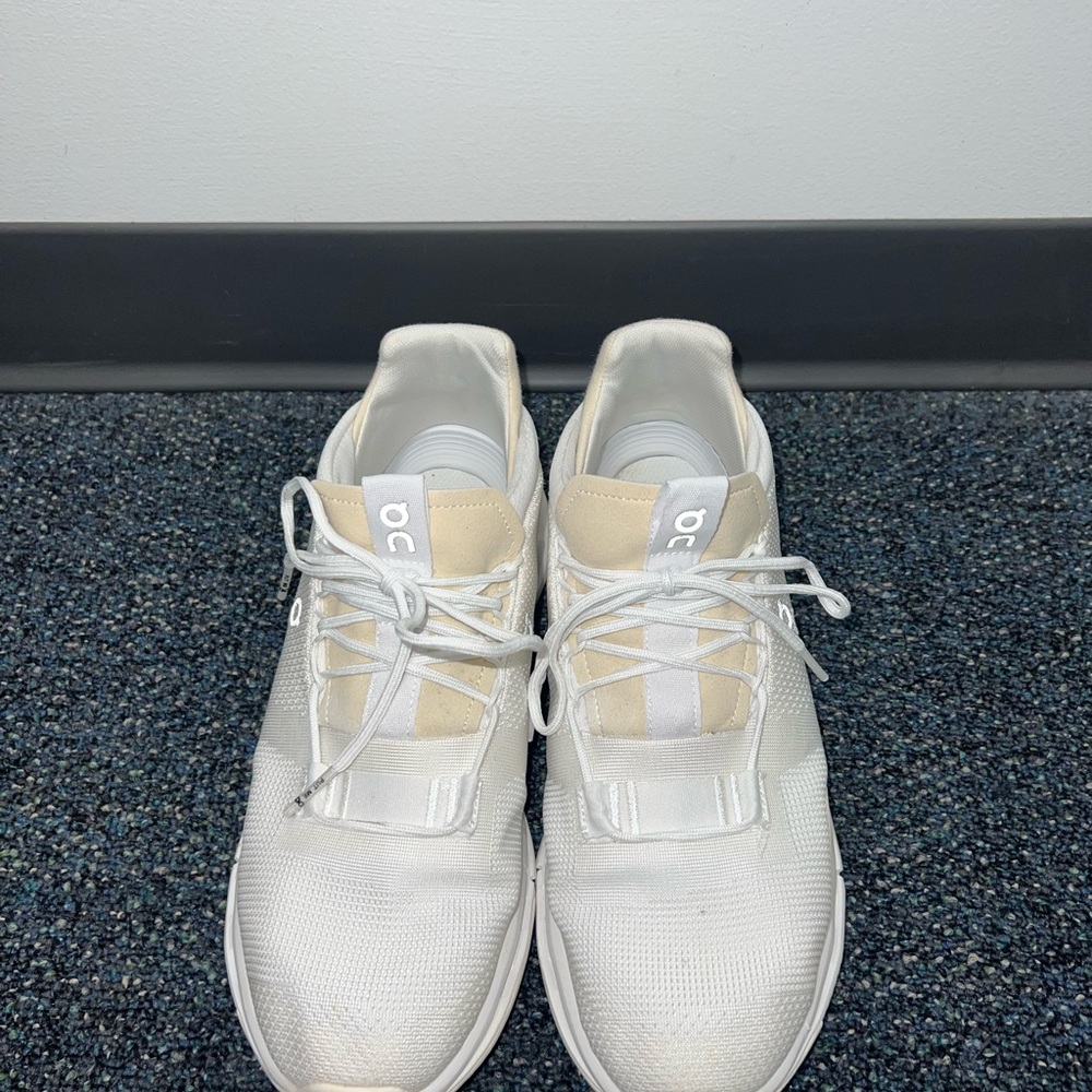 Men’s white OnCloud shoes 9.5